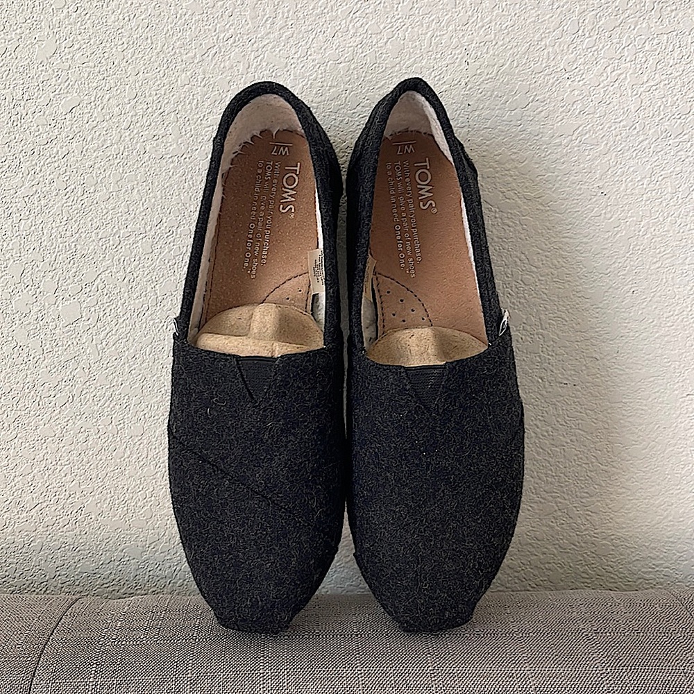 🆕 Toms Charcoal Classic Slip On with Faux Shearling Lining Woman Size 7